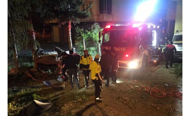 Otomobil bahçe duvarına çarptı: 2 ölü, 1 yaralı