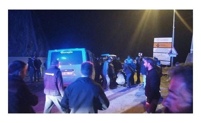 Otomobille minibüs çarpıştı; 1'i polis 2 kişi öldü, 5 kişi yaralandı