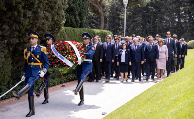 Şentop, Haydar Aliyev'in Anıt Mezarı'nı ve Türk Şehitliği'ni ziyaret etti
