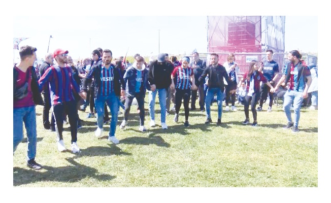 Trabzonspor 7'nci şampiyonluğunu kutluyor