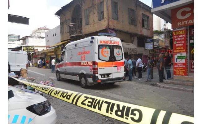 Adana'da kırtasiyeciler, sokak ortasında çatıştı: 1'i ağır 4 yaralı