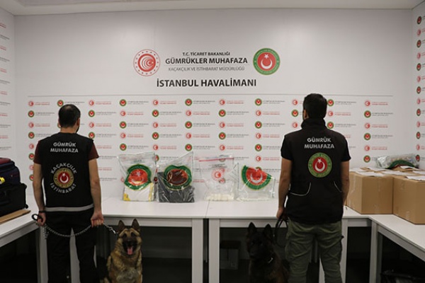  İstanbul Havalimanı'nda 36 kilogram kokainin yakalandığı operasyonlar kamerada