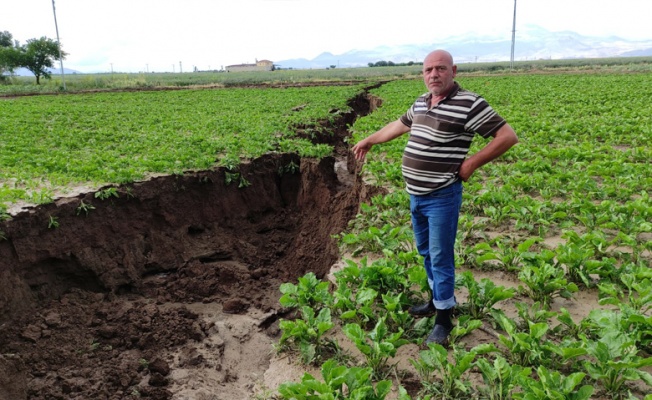 Kayseri'de şiddetli yağmur, ekili arazide 2,5 kilometre yarık oluşturdu