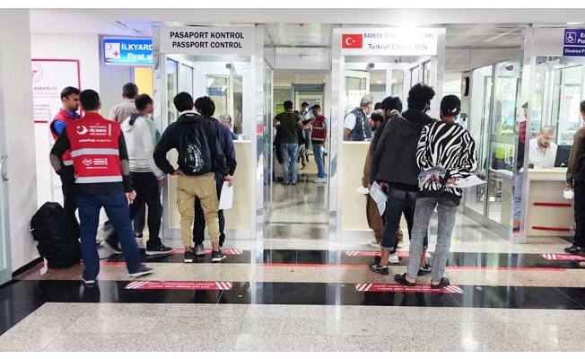 Malatya'dan 107 kaçak göçmen daha uçakla ülkelerine gönderildi