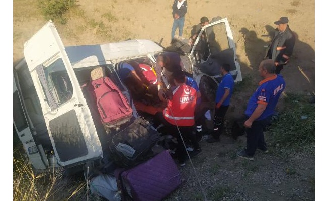 Siirt'te minibüs şarampole devrildi: 4 ölü, 6 yaralı
