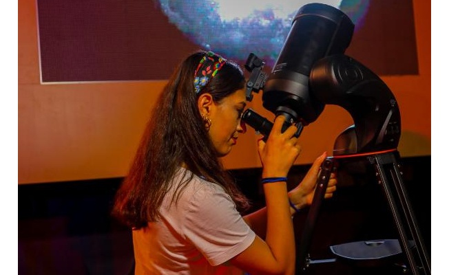 Turistler, teleskopla uzayı keşfediyor