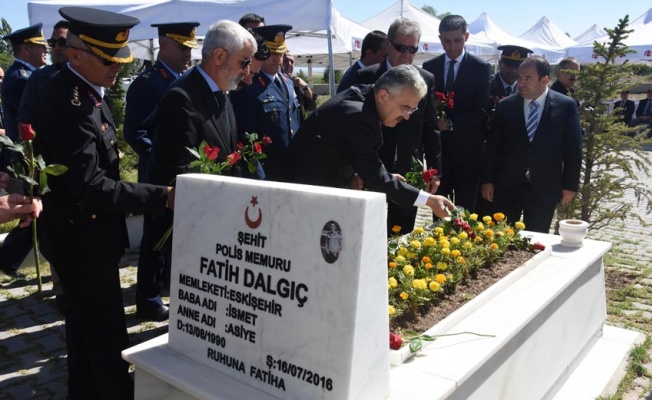15 Temmuz şehidi polis Fatih Dalgıç, mezarı başında anıldı