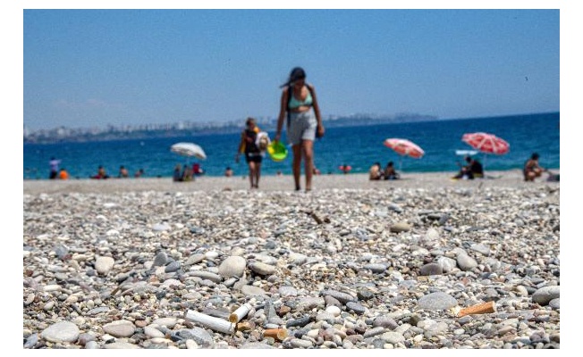 Bayram yoğunluğu yaşanan sahilde 'izmarit' kirliliği