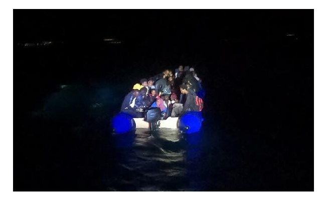 Türk kara sularına itilen lastik bottaki 52 göçmen kurtarıldı