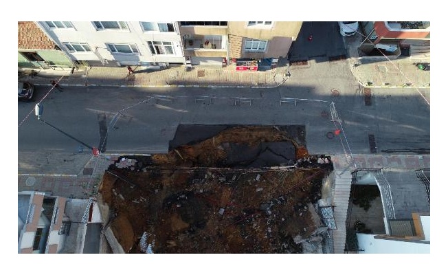Üsküdar'da inşaatın istinat duvarı çöktü, 3 bina tahliye edildi