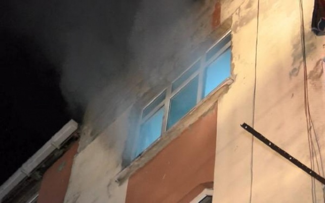 Bağcılar'da çıkan yangında binada mahsur kalan 11 kişiyi itfaiye kurtardı
