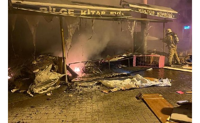 Bakırköy'de kitap evinin önündeki kitaplar alev alev yandı