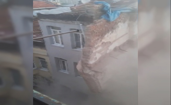 Beyoğlu'nda 4 katlı metruk binanın duvarı çöktü
