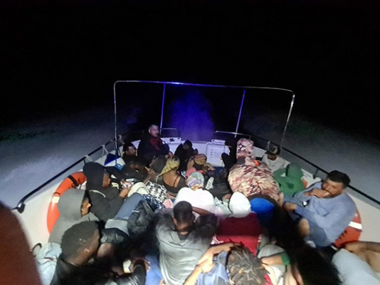 Bodrum'da, Yunan unsurlarının ittiği 64 kaçak göçmen kurtarıldı