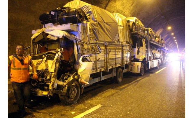 Bolu Dağı Tüneli'nde 3 TIR ve 1 kamyonet birbirine girdi; 1 yaralı