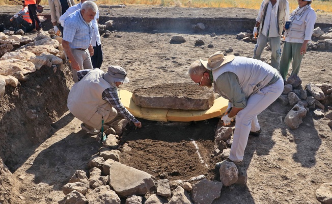 Çayönü Tepesi'nde 3 sandık mezar daha bulundu