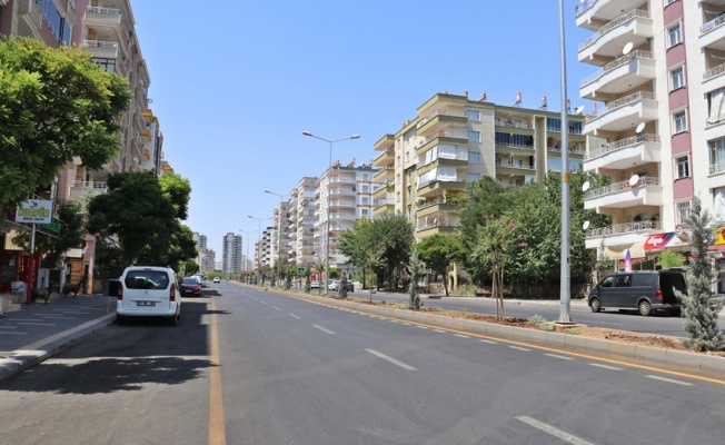 Diyarbakır’da kavurucu sıcaklar nedeniyle cadde ve sokaklar boş kaldı