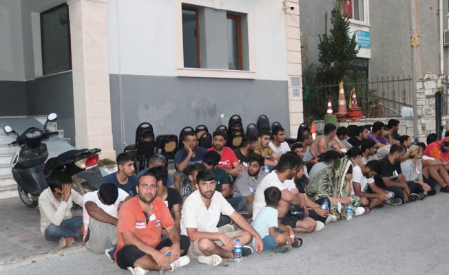 İzmir'de 98 göçmen kurtarıldı, 2'si Türk 3 kişi gözaltına alındı