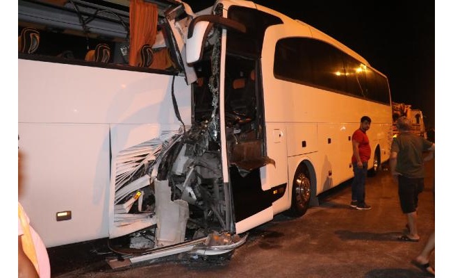 Tur ile yolcu otobüsleri çarpıştı: 2'si ağır, 25 yaralı