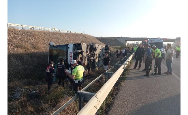 Yolcu otobüsü şarampole devrildi: 1 ölü, 30 yaralı