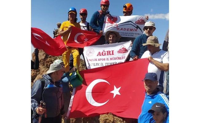 Tendürek Dağı'nın zirvesinde Türk bayrağı açıp, İstiklal Marşı okudular
