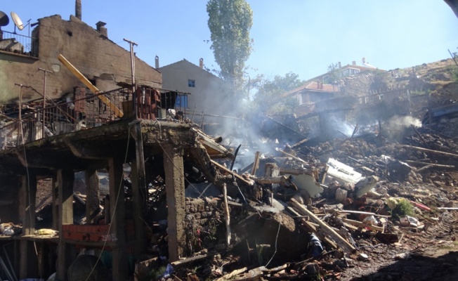 Afyonkarahisar'da köy yangınının hasarı, gündüz görüntülendi