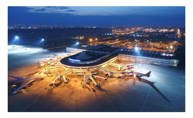 Bakan Karaismailoğlu: Havalimanlarımızda yazın 32 milyon 440 bin yolcuya hizmet verdik