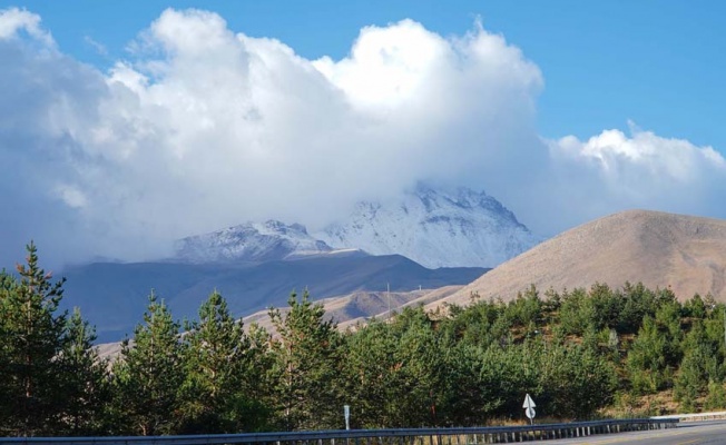 Erciyes'e mevsimin ilk karı yağdı