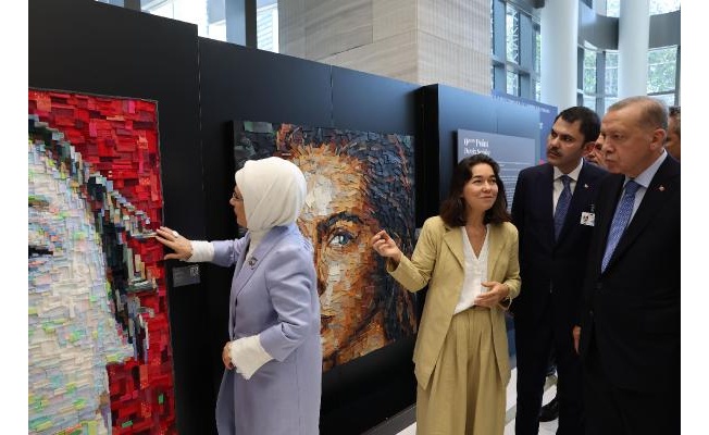 Erdoğan çifti, Türkevi'nde açılan atık sergisini gezdi