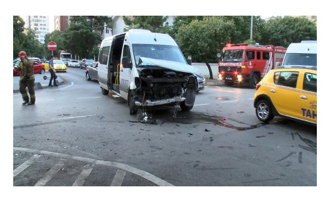 Kadıköy’de işçileri taşıyan iki servis minibüsü çarpıştı; 1 yaralı 