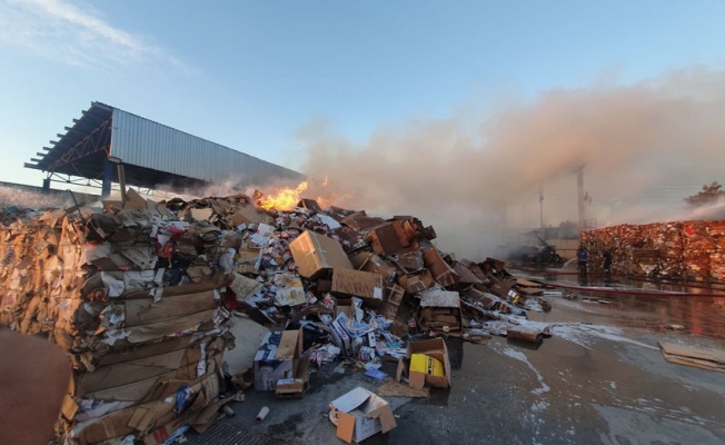 Kahramanmaraş'taki yangında 20 ton atık kağıt yandı