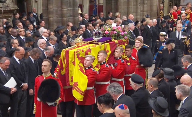 Kraliçe Elizabeth için Westminster Abbey’de cenaze töreni düzenlendi