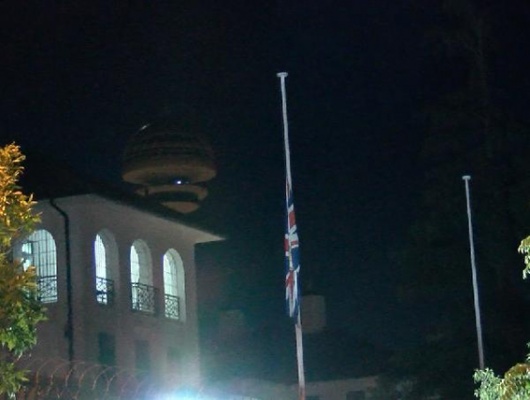 Kraliçe Elizabeth'in vefatının ardından İngiltere Büyükelçiliği'nde bayrak yarıya indirildi