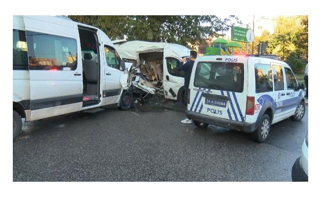 Sancaktepe’de servis minibüsleri çarpıştı; biri ağır 4 yaralı 