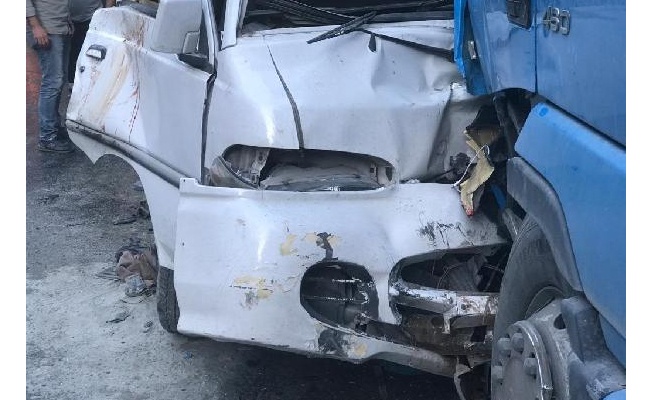 Sarıyer'de minibüs ile TIR çarpıştı: 2 ağır yaralı