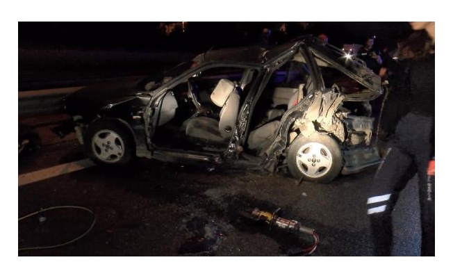 TEM Otoyolu'nda otomobil 2 araca çarptı: 4 yaralı