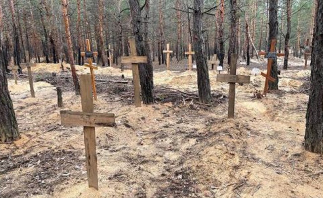 Ukrayna’nın geri aldığı İzyum’da toplu mezar bulundu