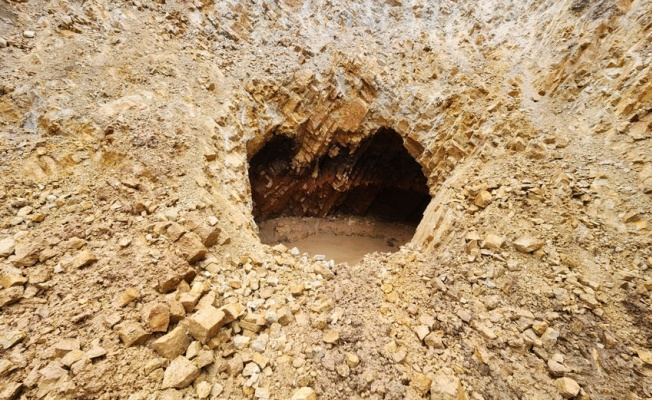Yol çalışmasında keşfedilen mağara, yer altı sularıyla oluşmuş