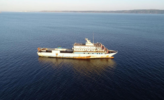 Yunan unsurlarının taciz ateşi açtığı gemi, Çanakkale Boğazı'nda bekletiliyor