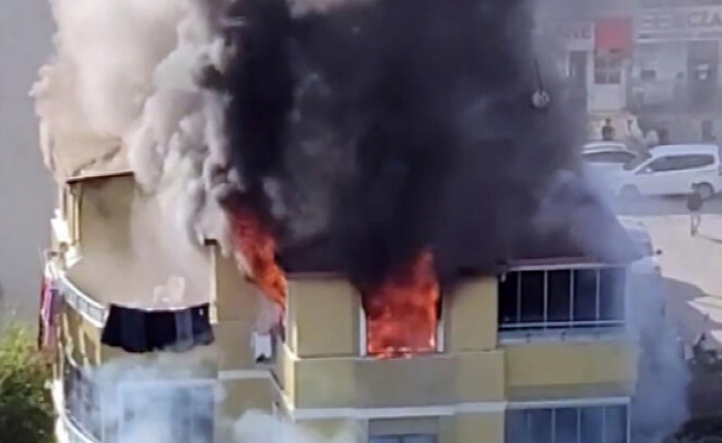 3 katlı binanın çatı katında yangın