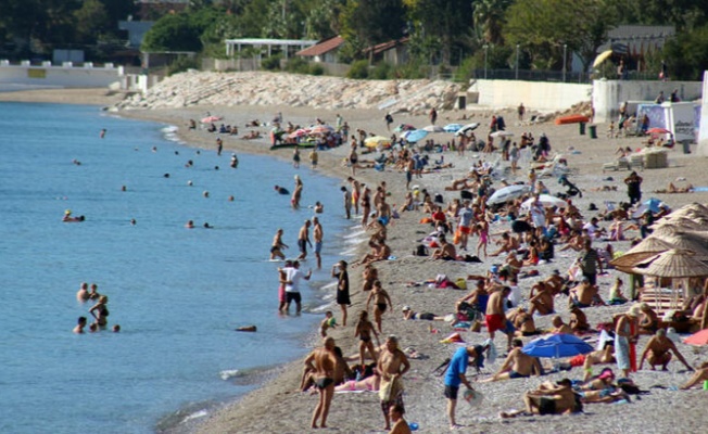 Antalya'da hava ve deniz suyu sıcaklığı 25 derece; sahil dolu