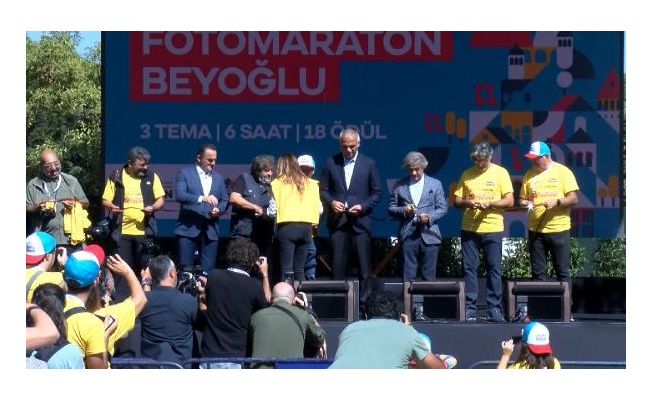 Bakan Ersoy Beyoğlu'nda 'fotomaraton'a katıldı
