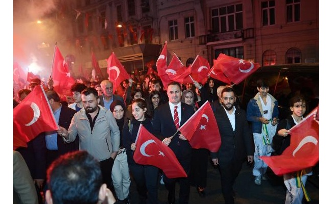 Beyoğlu’nda Cumhuriyetin 99’uncu yılına özel fener alayı yürüyüşü ve konser