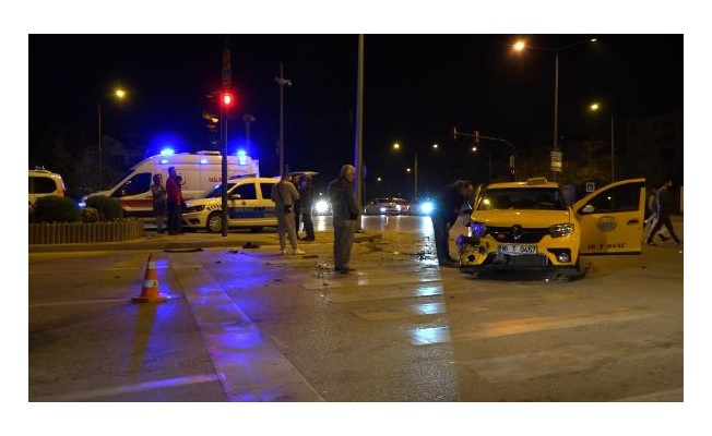 Bursa'da taksi ile otomobil çarpıştı: 3 yaralı