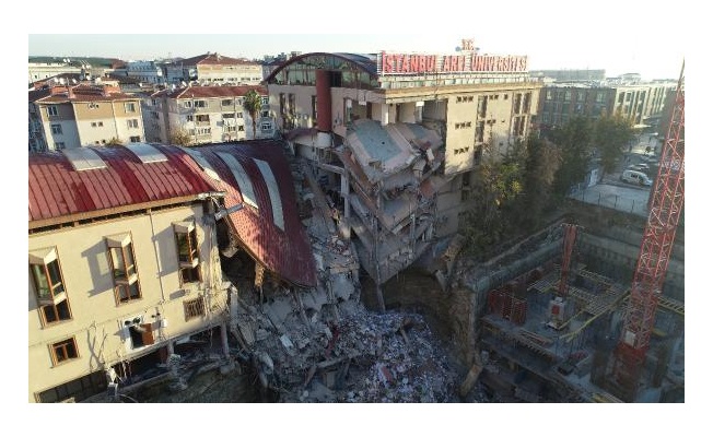 Küçükçekmece'de Arel Üniversitesi binasının bir kısmı çöktü