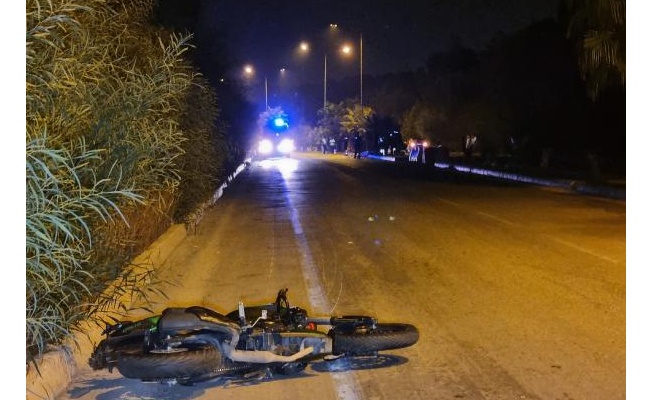 Refüje çarpıp devrilen motosikletin sürücüsü öldü