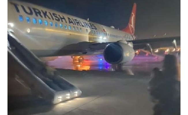 THY uçağının Hatay Havalimanı'na inişinin ardından lastiği patladı 