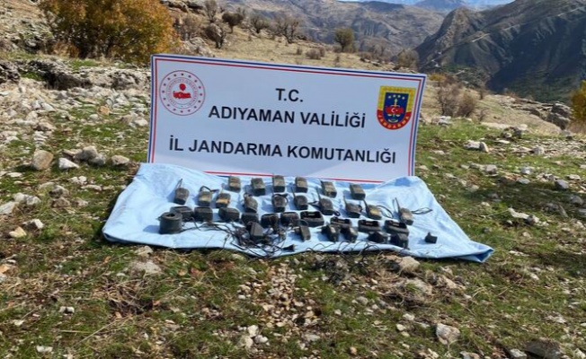 Adıyaman'da kayalıklar arasında PKK'ya ait telsizler ele geçirildi