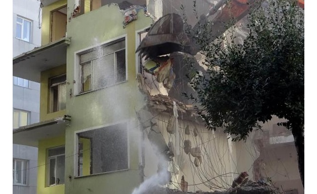 Avcılar'da balkonu çöken bina yıktırıldı