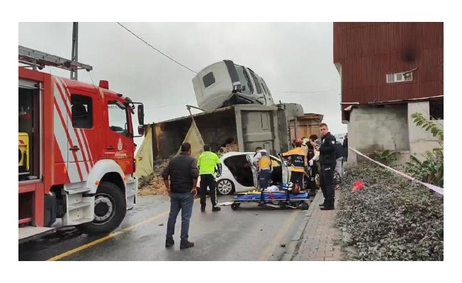Başakşehir'de hafriyat kamyonu otomobilin üstüne devrildi